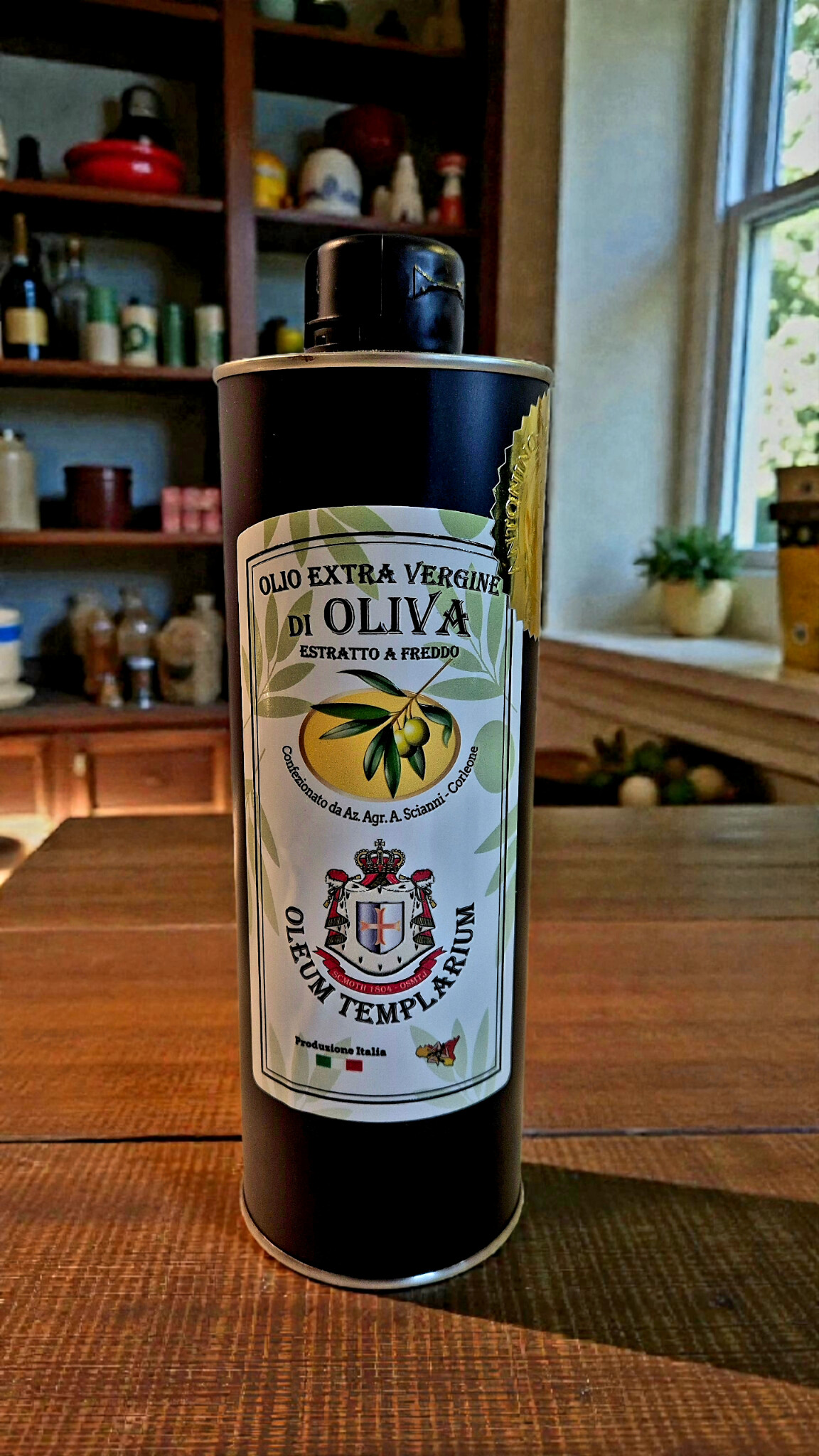 Butelka włoskiej oliwy extra vergine Oleum Templarium